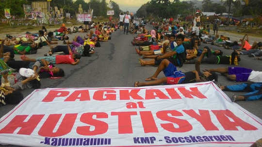 Farmers block a national highway in Koronadal City, Philippines. The big banner reads: Food and Justice. Photo by Kath Cortez. Source: Facebook